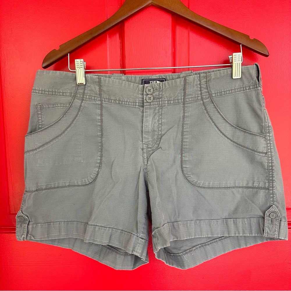 North face short women gray size US 14